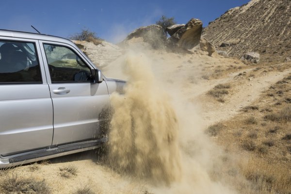 Ако колата е оборудвана с автоматична скоростна кутия, тогава тя ще изисква още по-внимателно отношение. Незагрялата скоростна кутия не понася приплъзванията. Ако на паркинга под колелата се появи лед и водачът завърти колелата на място, тогава сложната скоростна кутия не може бързо да се адаптира и се износва. 

Още по-лошо е това са се прави със студен вариатор. Смяната на предавателното отношение в него се осъществява поради движението на шайбите и преметната върху тях метална ремъчна верига. По време на въртене на колелата увеличаващите се натоварвания причиняват приплъзване на веригата на CVT. Ролките се трият и се получават повредени повърхности, което намалява живота им. 