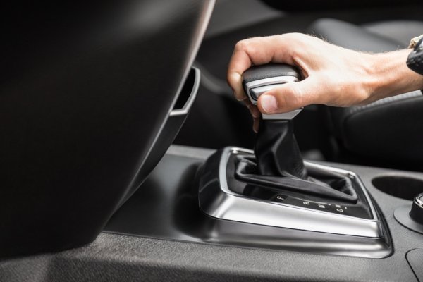 Ако на ръчна скоростна кутия и роботизирани трансмисии при спирания е необходимо да се превключи на &bdquo;неутрално&ldquo; N, то при автоматика това е забранено. Достатъчно е да задържите колата на място с натискате на педала на спирачката в режим D. Кутията е проектирана да стои по този начин десетки минути без да се повреди. 

Маслото на хидротрансформатора абсорбира въртящия момент, предаван от двигателя към трансмисията, а излишната топлина се отстранява от охладителната система. Ако често премествате лоста на автоматичната скоростна кутия от D на N и обратно, тогава трансмисията използва сложни механизми за превключване на планетарни механизми с промяна в циркулацията на маслото. 

Режимът N се използва в машината само за теглене на машината на ремарке на къси разстояния и при ниски скорости. Честото превключване на трансмисията в този режим по време на пътуване води до износване на действащите съединители. Следователно не можете да превключите кутията на N и при движение по инерция, както често правят шофьорите при автомобили с механични трансмисии. Такива манипулации водят до маслен глад и преждевременна повреда на корпуса на клапана и други части на трансмисията. 