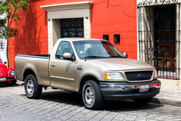 Подобно на жълтото, този оттенък е доста необичаен за пътническите превозни средства -  по-малко от 1% тях са в този цвят. Самият термин &bdquo;бежово&ldquo; се превърна в синоним на скучен, но той обхваща широк спектър от нюанси - от почти бяло до светло кафяво и се откроява на паркинг, като същевременно е и неутрално.