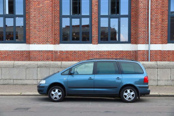 Синьото е най-добрият цвят, когато става дума за препродажба на миниванове (белият е малко по-назад) и третият най-добър за седаните. Ако обаче искате да си купите пикап, синьото не е препоръчителен вариант, тъй като стойността му в случая е сред най-ниските (само кафявото се представа по-зле).