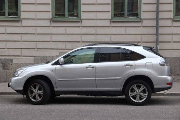 Искате ли да играете на сигурно със запазване на стойността при препродажба? Изберете сребристо, което един от най-разпространените цветове. Стойността при препродажба е средна като цяло, тоест нито помага, нито уврежда стойността. В случая сериозна роля играят и трендовете в индустрията &ndash; много хора си купуват сребристи автомобили не защото харесват този цвят, а защото този нюанс заедно с черното и бялото са най-популярни.