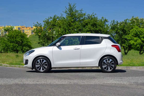 Заедно със среброто, бялото се счита за &bdquo;безопасен" цвят, когато става въпрос за стойност при препродажба (то е особено популярно, когато става въпрос за пикапи и миниванове). В случая важна роля играе и неговата популярност, тъй като пазарът е пълен с бели автомобили. А това позволява получаване на отстъпка при покупка.