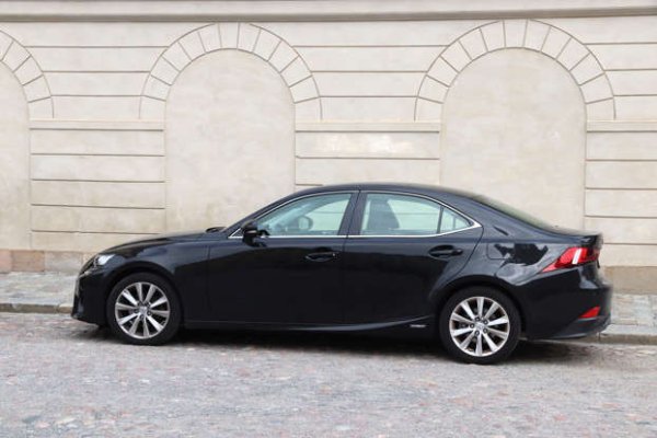 Хенри Форд веднъж се похвалил, че клиентите му могат да имат всеки цвят на колата, който искат... стига да е черен (това е единственият, предлаган на неговия Model T). В наши дни черното е само един от дъгата от цветове, които производителите предлагат, но си остава един от най-често срещаните. Подобно на бялото и среброто, черното е надежден цвят, когато става въпрос за запазване на стойността при препродажба.