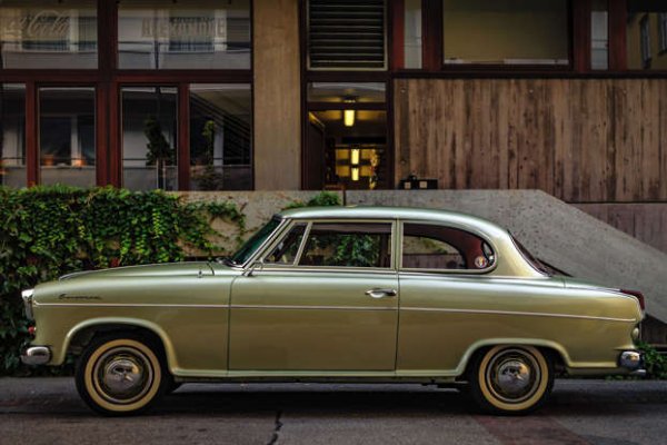 Златото може да е скъпоценен метал, но прри цветовете на превозното средство е всичко друго, но не и ценно. Всъщност превозните средства с този цвят имат средно най-ниската стойност при препродажба, сочи изследването. Единствената подкатегория, за която боята няма сериозно отрицателно въздействие, са пикапите. 