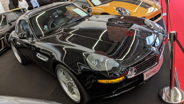 През 90-те в BMW решават да създадат роудстър, който да отбележи 50-годишнината от появата на легендарното 507. Резултатът е Z8 - с ефектен дизайн, дело на Крис Бенгъл и Хенрик Фискер, и с 4.9 литров V8 с 400 конски сили максимална мощност. През 2000 година Z8 струва 132 000 евро като ново. Днес трудно ще намерите запазен екземпляр под 200 000 евро. 
