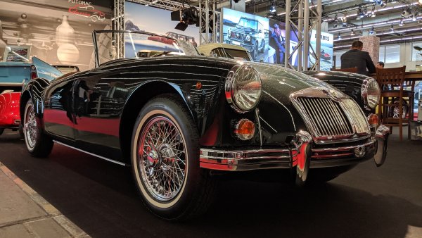 Днес MG е дъщерна марка на един от китайските автомобилни гиганти. Но през 50-те и 60-те бе гордостта на британското автомобилостроене, а този MGA 1600 е един от най-добрите образци - с 1.6-литров мотор с 81 конски сили и 154 км/ч максимална скорост. Цената на тази кола е 36 500 евро. 
