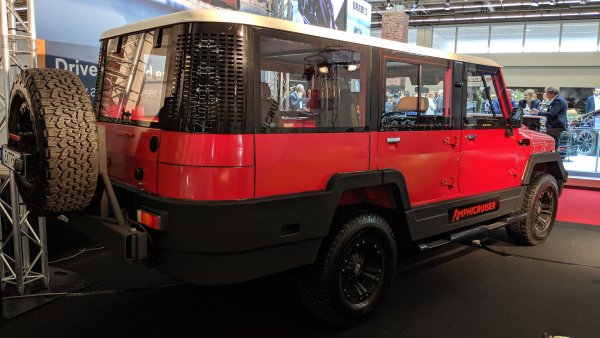 Този недодялан на вид джип всъщност не е автомобил, а всъдеход в буквалния смисъл на думата. Дело на холандската компания DAT, той може да плава със скорост 5 възела, развива 135 км/ч на суша и има ъгъл на атака за офроуд от 43 градуса. 
