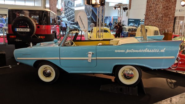 "Не е добра като кола, и не е добра като лодка": това е присъдата на един от първите собственици на този опит на Ханс Трипел да създаде истинска амфибия. Произвеждана от групата Quandt, тази машина има 1.1-литров мотор от Triumph с 43 конски сили, може да развива 110 км/ч по суша и 7 възела по вода. 
Само 3878 бройки са произведени, така че днес е истинска рядкост. 
