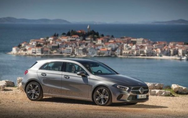 Първото място на възскъпия хечбек е донякъде изненадващо за един по-беден пазар като португалския, но А-класата успява да го задържи и през тази година благодарение на субсидираната си плъг-ин хибридна версия, със 780 регистрации през януари. Само с 3 по-малко е Renault Clio. Шестицата се допълва от Peugeot 2008, Renault Captur, Peugeot 208 и Fiat Tipo. 
