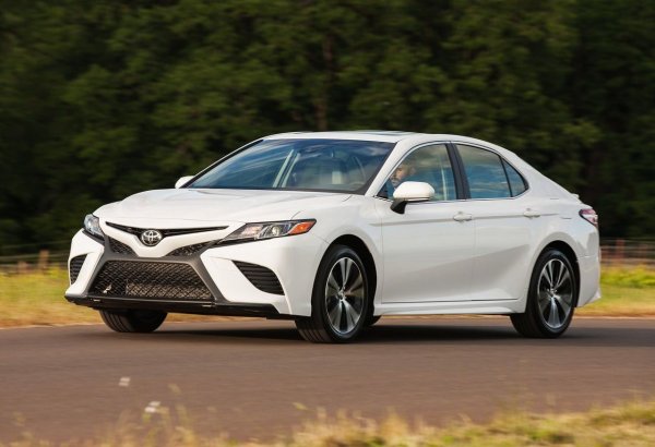 По покритието на каросерията на Camry лесно се образуват пукнатини, които могат да започнат да ръждясват, ако не им бъде обърнато внимание. Пукнатини и драскотини лесно се появяват по предното стъкло, а тънкият метал на капака често вибрира при високи скорости. Също така, поради липсата на твърди калници, боята по праговете се уврежда, а между панелите се образуват неравни пролуки дори при коли, които не са катастрофирали.