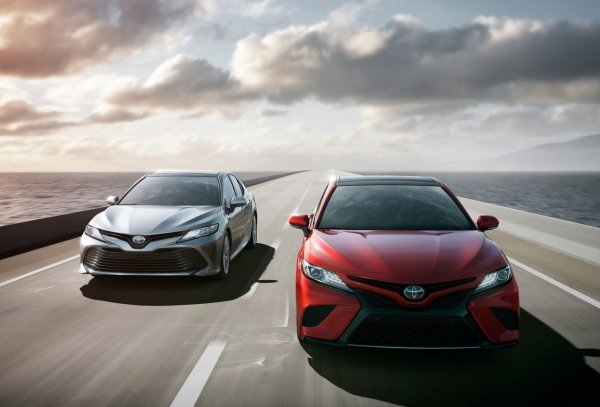 При много екземпляри на Camry, включително седани с минимален пробег, воланът може да се върти рязко или дори да заседне в крайно положение. Тези симптоми често са съпроводени с увеличено усилие при управление или дискомфорт при маневриране при ниски скорости.