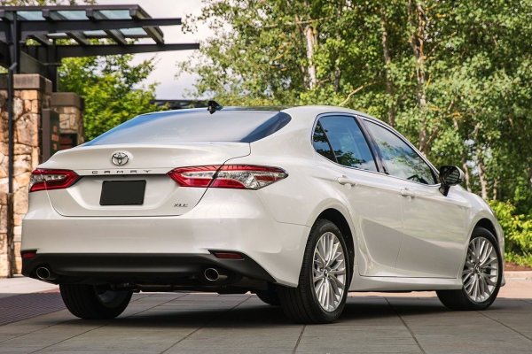 За да се защити деликатната боя, се препоръчва предната част на автомобила да се покрие с фолио. Вибрациите на капака обикновено се елиминират чрез регулиране на крепежите и гумените стопери. При покупка на вторичния пазар е важно да се различат фабричните дефекти при сглобяването от следите от нискокачествени ремонти на каросерията.