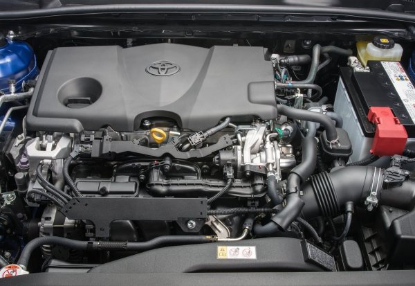 При двигателите 2.0 (6AR-FSE) и 2.5 (2AR-FE) още при пробег от около 120 000 км под капака може да се появи излишен метален шум, шумолене или звън от ангренажната верига. При версии с V6 3.5 (2GR-FKS) подобни симптоми обикновено се появяват по-късно - по-близо до 200 000 км.