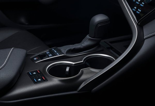 С течение на времето при това Camry се поява неприятен звук, като това се отнася както за модификациите с 6-степенен автоматик и с V6 двигател, както и обновени седани с 2,5-литров двигател и 8-степенна скоростна кутия. Тези звуци се проявяват най-ясно при движение под натоварване.