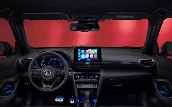 Основните визуални нововъведения са предната мрежа с емблемата GR и задният дифузьор. Диаметърът на колелото е 18 цола. Сивият цвят на каросерията се предлага да се комбинира с черен лъскав покрив и колони. Вътре има спортни седалки и GR лога.