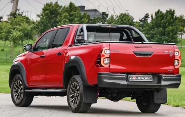 В случая мощността на 2,8-литровия турбодизел е увеличена от 204 на 224 конски сили, като в резултат на това леко е нараснал и въртящият момент – от 500 на 550 Нм. Тези подобрения обаче не променят кой знае колко представянето на пикапа на пътя.