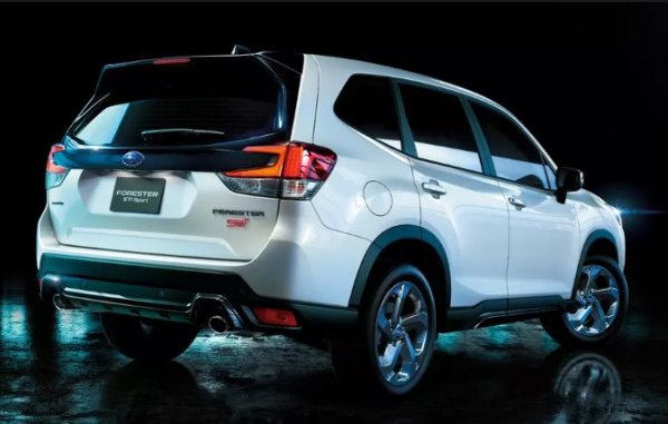 Стандартният 1,8-литров турбо двигател (177 конски сили и 300 Нм) е комбиниран със скоростна кутия Lineartronic CVT и задвижване на четирите колела. Външните нововъведения включват черни декоративни елементи, табели с името STI и оригинални 18-цолови джанти.