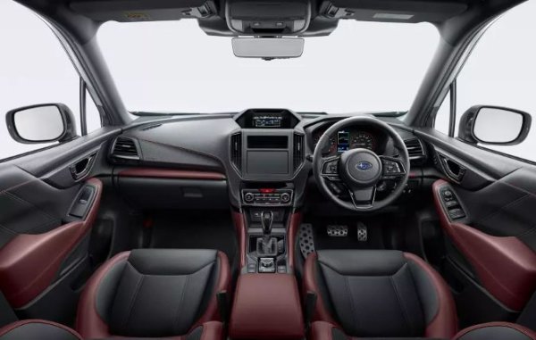 В салона на новата версия в салона се появява двуцветна (черно и бордо) кожа напа, черна подплата с пиано лак, червени шевове и спортни циферблати на приборния панел.