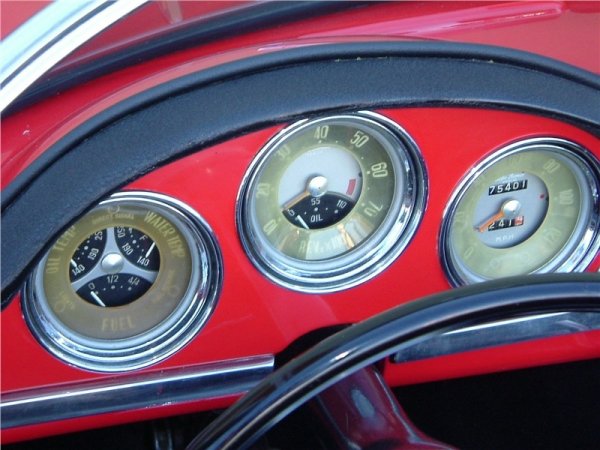 Захранващият агрегат с обем от 1.3 литра е позволявал на колата да развива скорост от 180 км/ч.