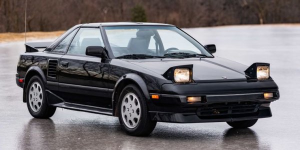 Първото поколение Toyota MR2 имаше известни проблеми - както с двигателя, така и с ръжда по каросерията. Скоростта също не беше съюзник на автомобила, който получи 1,6-литров мотор с 4 цилиндъра, развиващ само 112 к.с.

Всички поколение на MR2 са известни с това, че дават картинг-усещане на шофьора, но недостатъчната мощност се оказва проблем. Още повече, че и неговото тегло също беше доста сериозно.