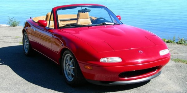 Японският производител Mazda пусна първото поколение Miata през 1989 година. Тя получи 1,6-литров мотор с мощност 116 к.с., независимо окачване и тежеше по-малко от 1000 кг. Това осигурява страхотна управляемост на машината.

Теглото е разпределено равномерно по автомобила, а късото междуосие го прави още по-подходящ. Скоростта никога не е била сред приоритетите на Mazda и това се вижда от времето за ускорение до 100 км/ч.
