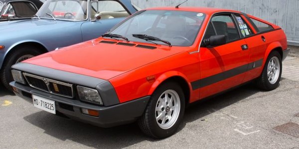 Този автомобил стартира като проект на Alfa Romeo, но в крайна сметка е разработен и завършен от Lancia. За да може да отговаря на стандартните за вредни емисии в САЩ, той получава 1,8-литров двигател с мощност 81 к.с.

Към това трябва да се добави и нужното за безопасността оборудване като големи метални плочи, което прави колата още по-тежка и тромава. В крайна сметка, Lancia Scorpion става поредният неуспешен опит на марката да спечели американския пазар.