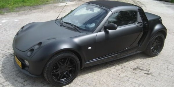 Малката кутия на четирите колела, както наричат този автомобил, се предлага и във версия роудстър. Това е един съвсем нелош модел, който се радва на определен интерес на някои пазари, но така и не успя да стигне до други. Причините са различни - цена, нива на вредни емисии или безопасност.

Задвижващата система на модела е малка, но впечатляваща. Под капака му е поставен 3-цилиндров двигател с работен обем 700 куб. см, който развива 60 или 810 к.с. Дори ниското тегло - 840 кг, не помага за впечатляващо ускорение. В случая то е по-слабо дори от това на картинг.