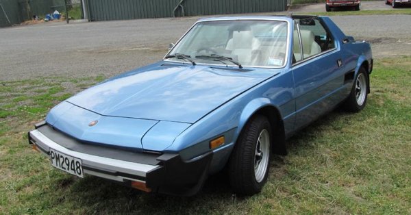 Въпреки липсата на скорост, модел Fiat X1 / 9 изглеждаше страхотно на хартия. Той предлага спортен стил, има 4-степенна механична скоростна кутия и дискови спирачки на четирите колела. Под капака му е поставен 1,3-литров мотор с 4 цилиндъра, развиващ само 67 к.с.

При тегло от 998 кг. първоначално този автомобил ускорява от 0 до 100 км/ч за цели 15 секунди, което донякъде се компенсира от отличното окачване. След някои подобрения от инженерите на Fiat това време беше свалено с близо 5 секунди.