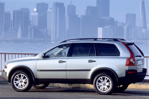 Всъщност, става въпрос за две поколения на модела, като и двете са изиграли ролята на спасител на марката. Първото &ndash; през 2002, когато Volvo е под шапката на Ford, се оказва фантастичен кросоувър, страхотен за каране и с огромно пространство на борда. Продажбите в Европа и САЩ са невероятни.
Актуалното поколение на XC90 пък даде тласък на развитието на компанията и новата гама модели при новия собственик Geely и показа пътя, по който ще вървят шведите и който се оказа, че много допада на клиентите.
