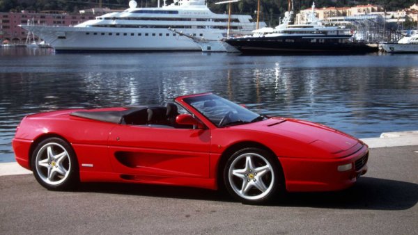 Всеки колекционер иска да има поне едно Ferrari и Кларксън не е изключение. В случая с F355 той толкова го харесва след снимки за Top Gear, че скоро след това си купува такава кола. Но после започнали проблемите: първо с капризния гюрук, след това с честите срещи с полицията.