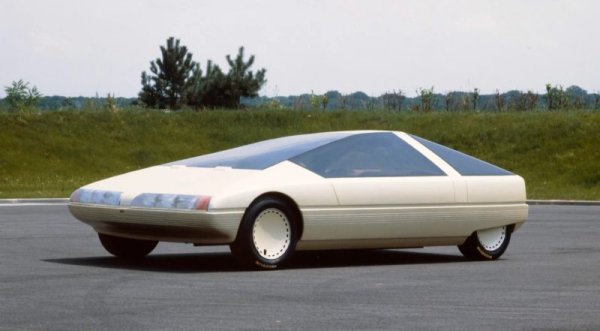 Дизайнът на Citro&euml;n Karin е уникален - автомобил с форма на пирамида, дълъг, широк и с доста ниска височина. Има три места, като водачът е в централна позиция, а пътниците отзад.

Citro&euml;n Karin е концептуален автомобил, представен на изложението в Париж през 1980 г. и се отличава с поразителен, пирамидален дизайн. Екстериорът на колата включва стъклени панели и врати тип пеперуда. Покривът е с размер само на вестникарски лист хартия (А3) заради формата на пресечена пирамида. Автомобилът не е предвиден за серийно производство.