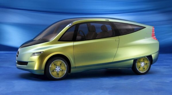 Вдъхновен от рибата (Ostracion cubicus) заради добрата й аеродинамика, прототипът има коефициент на аеродинамично съпротивление (Cx) от 0,19 и наследява особената си форма от рибата. Има дизелов двигател с мощност 140 к.с. и одобрен разход от 4,3 л/100 км.

Концептуалният Mercedes-Benz Bionic е представен за първи път през 2005 г. на симпозиума за иновации на Daimler Chrysler във Вашингтон. Автомобилът е напълно работещ и способен да побере четирима души. Bionic е разработен с помощта на експерти по бионика за прилагане на &bdquo;принципите на растеж в природата към автомобилното инженерство&ldquo;.