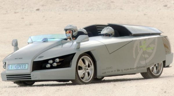 Rinspeed Senso изпреварва времето си в много отношения. Първо - работи на газ, вместо на бензин, намалявайки емисиите на CO2 с 30% . Второ &ndash; има футуристичен интериор, базиран на биометричния анализ на пътниците, който използва цветове, миризми и музика, за да намали нивата на стрес.

Швейцарският ексцентрик Франк Риндеркнехт създава Rinspeed в края на 70-те години на миналия век. През 80-те години Rinspeed създава някои от най-скандалните машини. Senso е представен на автомобилното изложение в Женева през 2005 г. и не изглежда толкова лудо. Но все пак - целият смисъл на Senso (ако може да се твърди, че има смисъл) са сензорите за биометрични данни на водача.