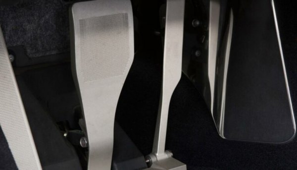 Този автомобил също е направен от невероятно красиви детайли и педалите не са изключение. Те също са фрезовани от твърд алуминий и превърнати в нещо като музикални инструменти. Такива, които задвижват 4,8-литровия V10 двигател с мощност 560 конски сили.