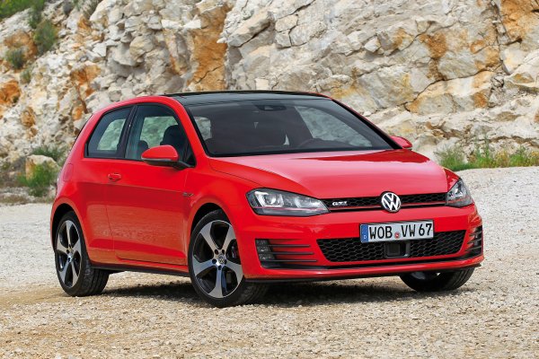Лансирането на GTI версията на седмото поколение на Golf, както и още по-мощният Golf R поддържат представянето на модела хотхеч пазара.