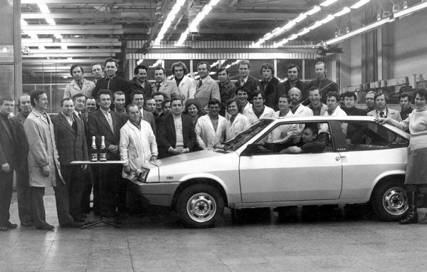 Но после отново се намесват особените темпове на действие на съветската икономика. Проектът ВАЗ-2108 е започнат през 1977, първите прототипи са готови през 1978. Но серийното производство започва едва през 1984, и то в малки серии. Докато започне масовата сглобка, модерният някога автомобил е остарял, а и Съветският съюз изживява последните си дни. Или, ако цитираме по-късната мисъл на Виктор Черномирдин, обрисувала в едно изречение цялата съветска действителност: "Искахме да е по-добре, а стана както винаги". 
НА СНИМКАТА: закъснелият старт на серийното производство на Лада Самара

