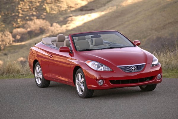 Този модел е познат и като Toyota Camry Solara. Произвежда се в две поколения (1998-2008 г.) като кабриолет и седан. Опитът от Camry да бъде направено кабрио обаче не се увенчават с успех. Моделът записва отчайващи продажби.