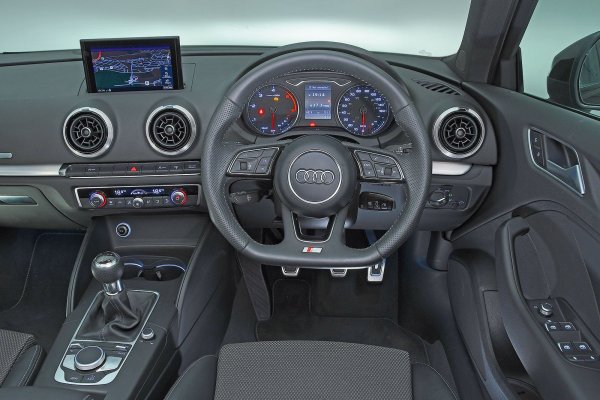 На пътя A3 предлага перфектния баланс между гъвкаво каране и подредено управление. Моделът е достъпен в различни нива на оборудване, както и с богата гама от двигатели. Най-доброто предложение, според нас, е бензиновият 1.5 TFSI Sport, който може да се намери за 10 000 лири.

Като цяло A3 е много по-универсален от Kia Ceed и Honda Civic, като предлага по-добро качество дори от отличните Skoda Octavia и Volkswagen Golf. 
