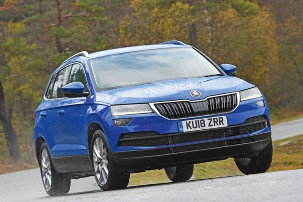 Ако е вярно, че успехът не идва от това, което правите само от време на време, а от това, което правите последователно, единствено небето е границата за Skoda Karoq. Вместо да се опитва да бъде прекалено специализиран в някоя област, семейният SUV на Skoda е силен навсякъде.

Практичността е най-силното оръжение на здрави, простроен и много удобен за използване автомобил. Интерииорът предлага гъвкави плъзгащи се задни седалки, а багажникът е един от най-големите в сегмента.
