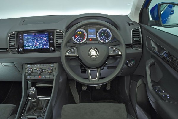 Karoq предлага повече комфорт от конкурентите на подобна цена, в това число Peugeot 3008 и Seat Ateca. За предпочитане е 1,5-литровият бензинов турбомотор, който е по-рафиниран от този на хибридната Toyota C-HR. Нещо повече, Karoq се оказва по-надежден от Ateca и Volkswagen Tiguan, което го прави още по-силно предложение.
