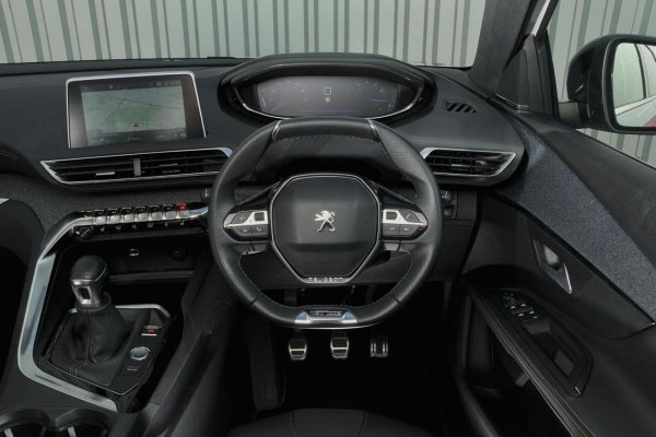Интериорът е наистина впечатляващ, а на пътя 5008 е по-тих и предлага повече комфорт от конкурентите. Освен това е надежден, а разходът на гориво - много нисък, което също не е за пренебреване.

Двигателите включват 1,6-литров бензин и 1,5 и 2,0-литров дизел, но 1,2-литровият турбо бензин (обозначение Puretech 130) постига най-добрия баланс между производителност, цена и разход на гориво. 

