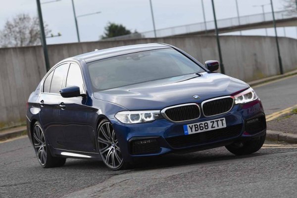 Това е една луксозна кола, която е удобна и изискана, като предлага достатъчно място за семейството ви и за всичко, което то взима със себе си при пътуване. Може да няма статуса на Mercedes-Benz S-Class и да не предлага толкова пространство на втория ред колкото Audi A8, но това BMW е много по-забавно за каране (дори по лош път), като това се дължи на пъргавото му управление.
