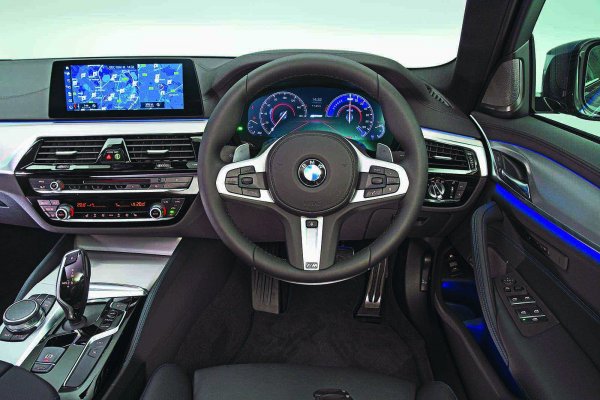 Ако изберете модела 520d, ще имате гладко работещ двигател, който е достатъчно мощен за всяка ситуация и няма да ви разори при обслужване и дори при ремонт. Стандартните джанти са 17-цолови, а с тях окачването поема отлично всички неравности на пътя.

