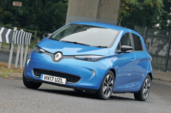 За тези, които харесват идеята за електрически автомобил, но са обезсърчени от високите цени, има Zoe. То е на пазара вече близо 10 години, като съответно някои бройки се предлагат за доста атрактивни суми. Всъщност, ранните бройки от модела може да се намерят за около 6000 лири, но те ще имат доста малък обхват.
