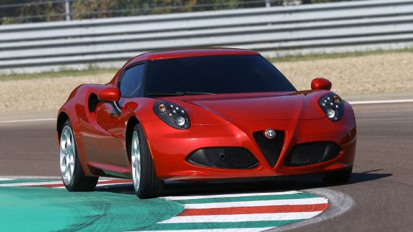 На хартия, Alfa Romeo 4C звучеше като доста изтънчен малък спортен автомобил, когато се появи през 2013 г. В основата си моделът разполагаше с карбоново шаси (нещо, което често е запазено за по-екзотични суперколи) и предно окачване с двойни носачи. По средата имаше 1,75-литров четирицилиндров двигател с турбокомпресор, произвеждащ 237 к.с., който изпраща мощността към задните колела.
