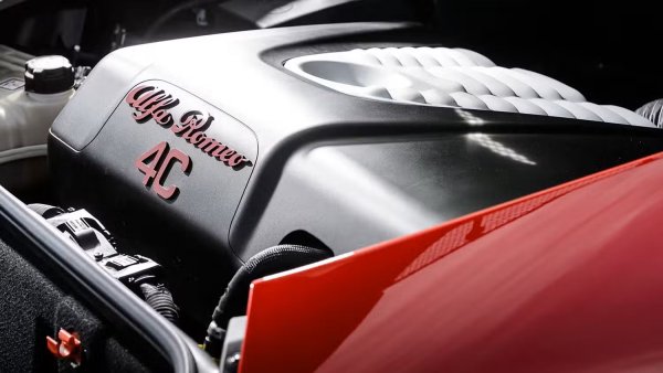 И все пак, късото междуосие и твърдото окачване, съчетани с ниското тегло от само 1140 кг, водят до доста нестабилно и често непредсказуемо управление, особено при ранните купета. Без никаква помощ от сервоуправлението, която да даде на водача малко почивка при финалния удар, той си спечели репутацията на труден за управление автомобил.
