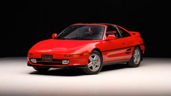 Въпреки че второто поколение на Toyota MR2 никога не е било проектирано да бъде най-хардкорният и безмилостен спортен автомобил, той се оказа труден за опитомяване. Докато търсеше лимита, моделът можеше да бъде достъпен и вдъхновяващ увереност, но това поведение можеше бързо да се промени.
