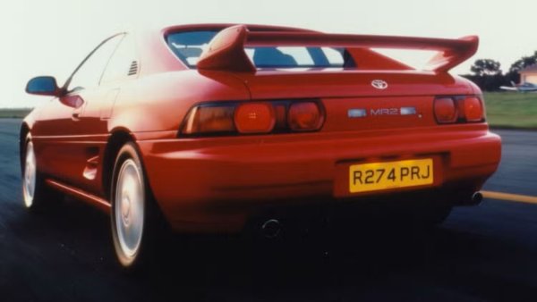 Най-популярните версии на MR2 бяха с 2.2-литров четирицилиндров двигател с атмосферно пълнене, генериращ скромните 130 к.с., или с 2-литров четирицилиндров двигател с турбокомпресор и 200 к.с. Нищо лудо тогава. Докато не натиснеш силно педала и не откриеш, че има склонност да презавива с много малко предупреждение. Промяната можеше да изненада дори опитни шофьори. По-късните редакции на второто поколение изгладиха малко управлението, но промените така и не елиминираха напълно риска да се претрепеш.
