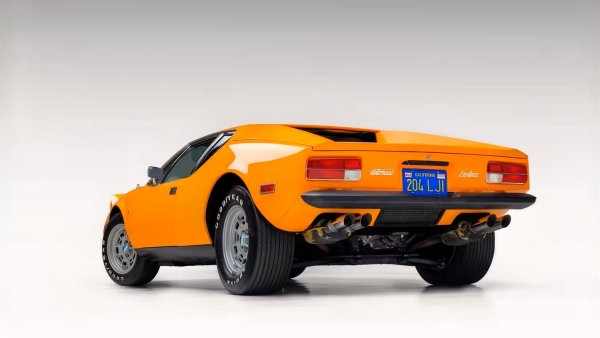 Ранните версии на автомобила, произвеждани от 1971 г. насам, имаха 5,8-литров Ford V8 с мощност 296 к.с. Големият двигател беше съчетан с петстепенна ръчна скоростна кутия, която използваше "кучешка" първа предавка, поставяйки я там, където обикновено е задната. По-късните варианти увеличиха мощността и само станаха по-агресивни, като GTS с 345 к.с. е прочут с наистина трудното си опитомяване.
