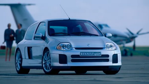 Вземете европейска градска кола, сложете V6 двигател и се уверете, че е на грешното място. Какво би могло да се обърка? Renault Clio V6 изуми при премиерата си на изложението в Париж през 1998 г. и колата привлече европейците, когато се появи по пътищата малко повече от година по-късно. Въпреки че все още приличаше малко на Clio и носеше емблемата, той имаше специално шаси с централно разположен 3-литров V6 двигател от по-големия Megane.
